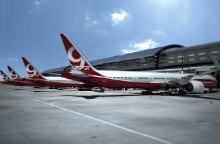Illustration for article titled El nuevo Boeing 777X plegará sus alas para entrar en los aeropuertos